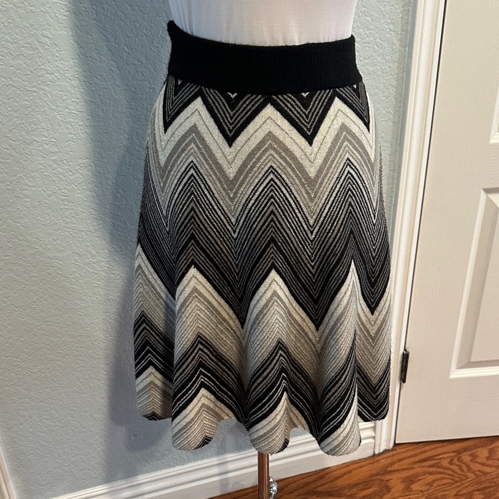 Alberto Makali Sz Small Black and Cream Chevron A-Line Skirt
